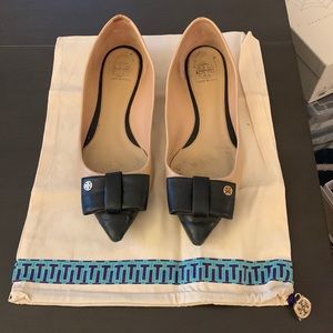 Tory Burch Aimee Point-Toe Leather Bow Flat, Beige/Black. Lightly worn. Sz 10.5